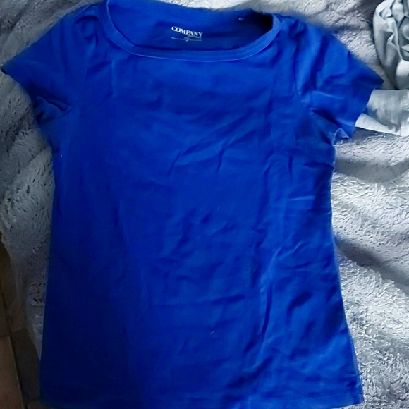 A blue t-shirt - Picture 1 of 1